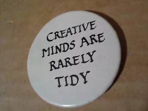 Kreative Köpfe sind selten ordentlich. Anstecker - A - Mint Pinback Button. Sehr guter Zustand - Bild 1 von 24