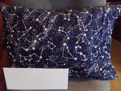 FUNDA DE ALMOHADA TAMAÑO VIAJE BLANCO SATARS Y GALAXIA/AZUL MARINO/PUÑO COINCIDE CON 14X20 #1792 Foto 1 de 3