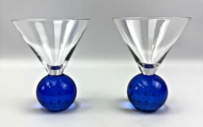 2 vasos Martini con tallo de bola de vidrio relleno de burbujas azul cobalto de 5" de alto sin astillas Foto 1 de 4