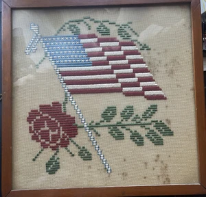 Kreuzstich Nadelspitze 17" x 17" Amerikanische Flagge Rose gerahmt 1961 Antik  - Bild 1 von 9