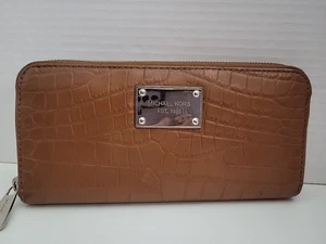 Cartera Michael Kors imitación cocodrilo marrón cremallera alrededor - Imagen 1 de 6