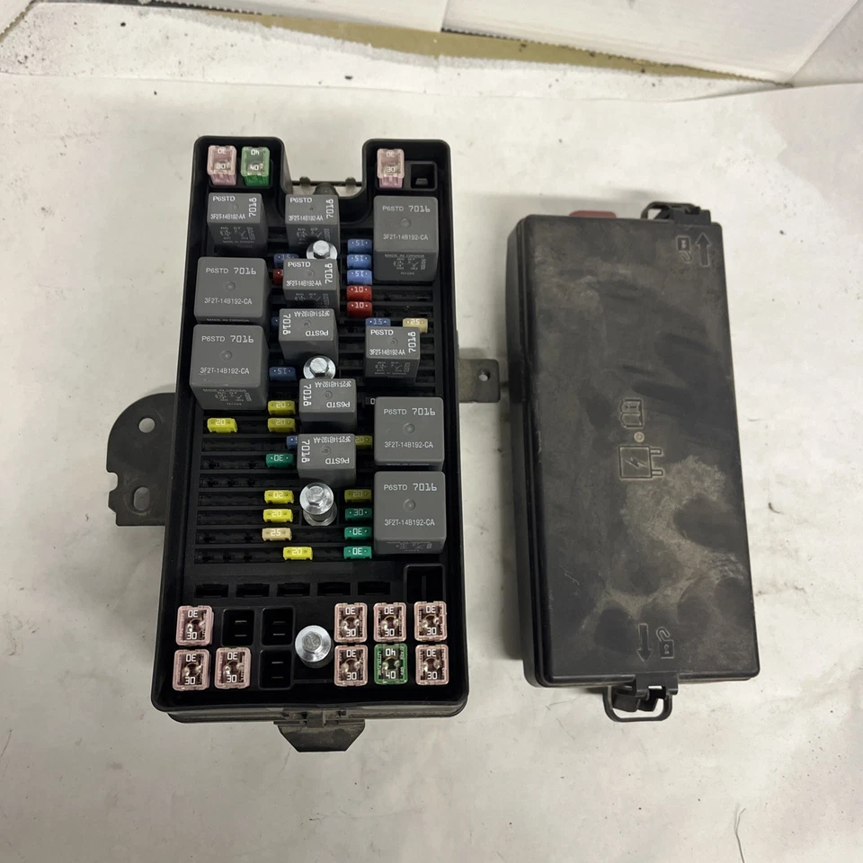 Conjunto de caja de fusibles de motor Ford Mustang 2007-2008 OEM Foto 1 de 4