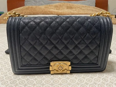 Bolso Chanel Le Boy Caviar Azul Marino Oscuro Mediano. Foto 1 de 4