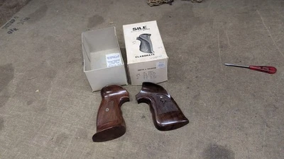Vintage Sile S&W KL target grips, square butt, right hand, with box - Image 1 of 4