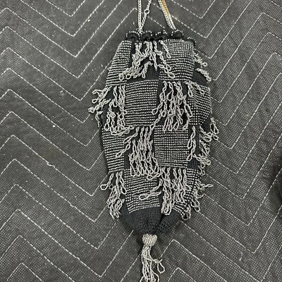 Cartera antigua con solapa años 20 Art Deco ganchillo cuentas negras cordón borla plateada Foto 1 de 4
