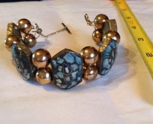 Pulsera vintage de mosaico turquesa con incrustaciones con cuentas de latón C. 1930 - Imagen 1 de 7