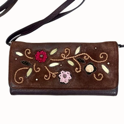 CARTERA BANDOLERA FLOR BORDADA CUERO Y GAMUZA MARRÓN BRILLANTE Foto 1 de 4