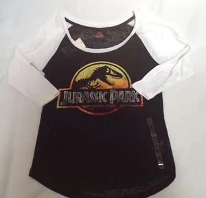 Nuevo con etiquetas Niñas Juniors Jurassaic Park Dino Película Logo Negro Blanco Timbre Béisbol S - Imagen 1 de 2