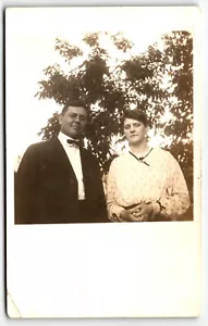 Postal RPPC hombre y mujer fuera UNP Kansas - Imagen 1 de 2