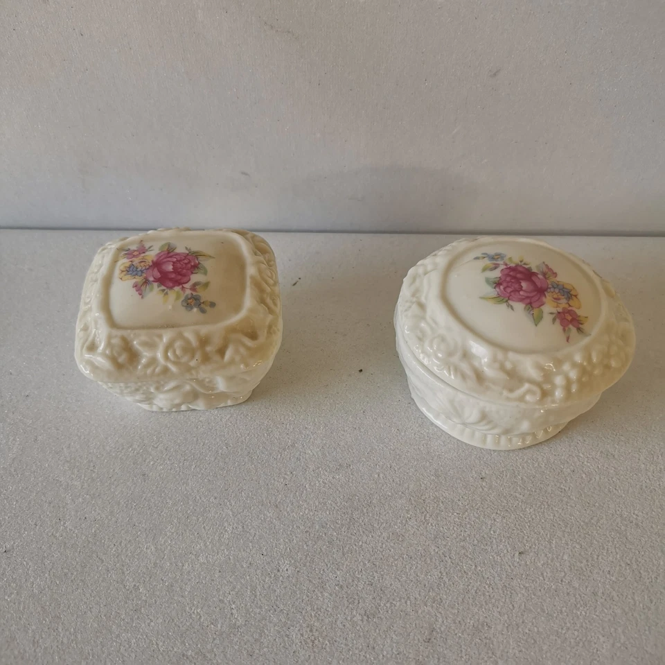 Lot 2 Anciennes Bonbonnières / Pilulier En Porcelaine - Photo 1/4