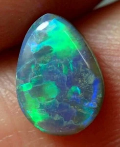 Lightning Ridge Opal Green Blue Rolling Falsh 8.5x6.1x2.5 mm 0.89 ct  - Picture 1 of 7