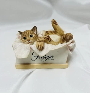 Scarpe Roma Cat In A Shoe Box Figurine Country Artist Cat Feline Fashion #03503 - Picture 1 of 6