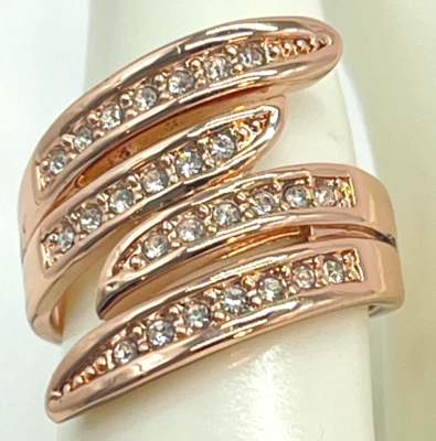 Anillo enchapado en oro rosa de 18 quilates con 4 filas envueltas en cristal transparente. Talla 6 Foto 1 de 4