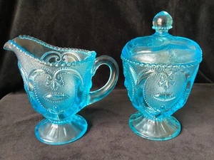 EAPG - Dugan Glass Co. "Jeweled Heart/Victor" Zucker/Deckel & Sahne - blau - Bild 1 von 18