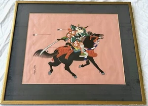 Pintura vintage de guerrero samurai japonés a caballo sobre seda firmada, enmarcada - Imagen 1 de 5