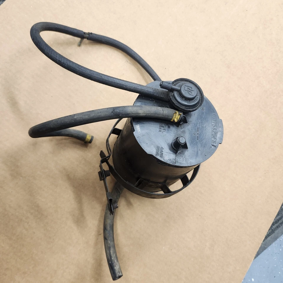 Filtro de tanque de emisiones de carbón y mangueras de soporte usadas OEM 82-83 Camaro Foto 1 de 4