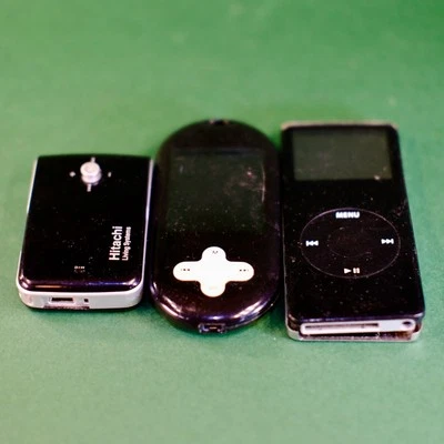 Lot Of 3 Retro Nuggets, Ipod Nano, Xenn Mp4 And Hitachi - Image 1 of 4
