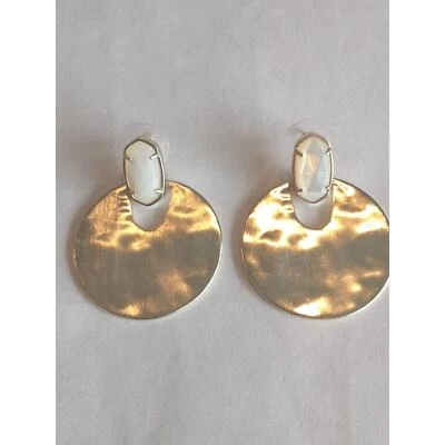 Pendientes colgantes Kendra Scott Deena tono dorado con piedras blancas Foto 1 de 4