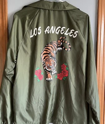 Chaqueta cortavientos verde militar con logotipo de tigre de Los Ángeles estilo de colección Foto 1 de 4