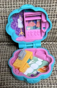 Polly Pocket Tiny World Compact SEWING ROOM 1,25" LILA PUPPE NICHT KOMPLETT - Bild 1 von 7