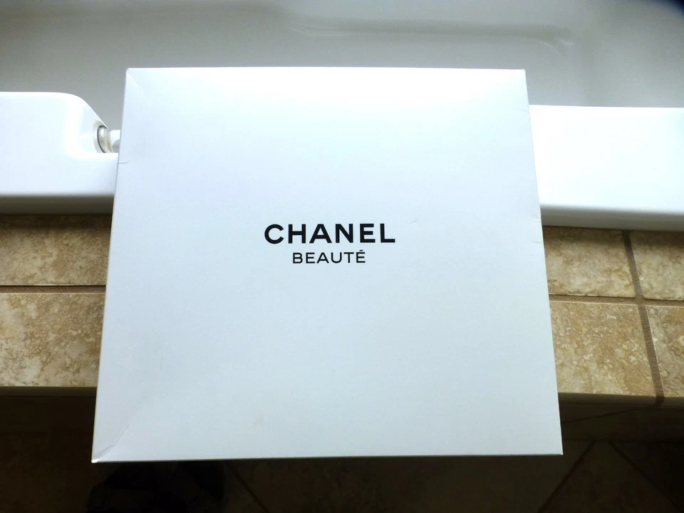 VIP Chanel Holiday Throw Blanket Snowflake with Gold Trim OB - Image 1 of 4