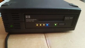 HP STORAGEWORKS DAT 320 SAS WW External Tape Drive - AJ828A + 3X72GB + 2 CLEANER - Photo 1/6