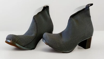 Botinha feminina CHARELSTON SHOE CO 10 TELFAIR tecido listrado preto/cinza - Imagem 1 de 4