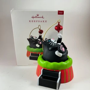 NEU 2018 Weihnachten Katze Punze Ornament SOLAR schelmisches Kätzchen Fledermäuse rote Kugel - Bild 1 von 13