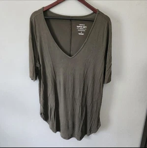 Top Torrid super morbido oliva scollo a V orlo curvo maglia manica corta taglia 2 - Foto 1 di 4