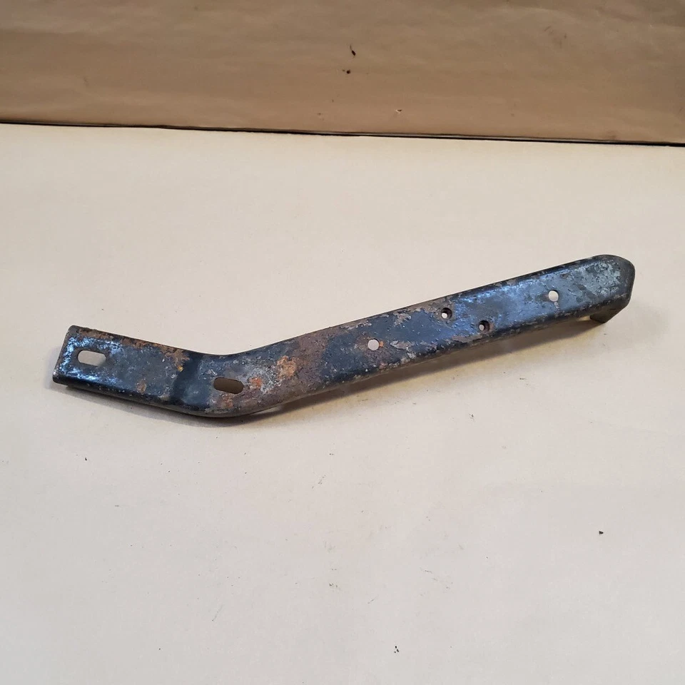 Soporte de refuerzo de parachoques delantero izquierdo original Triumph TR6 821408 Foto 1 de 4