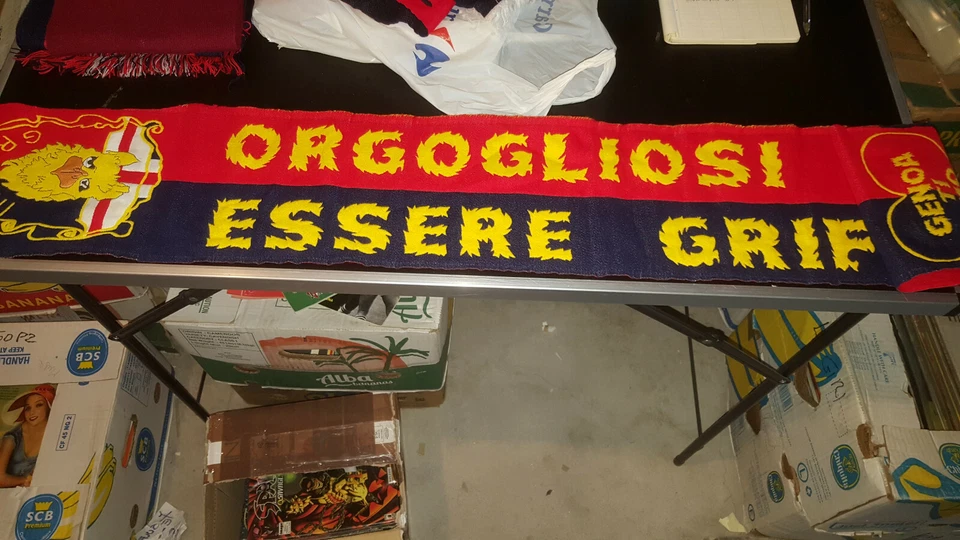 SCIARPA ORGOGLIOSI DI ESSERE GRIFONI GENOA CALCIO - Immagine 1 di 1