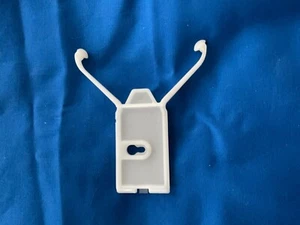 CLIP MOLDEADOR PUERTA, 3-7/16" ALTO NUEVO para 79-85 RIVIERA (paquete de 5) - Imagen 1 de 2