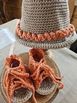NUEVO Sombrero de bebé hecho a mano y sandalias de gladiador ganchillo 0-3 meses foto utilería Foto 1 de 4