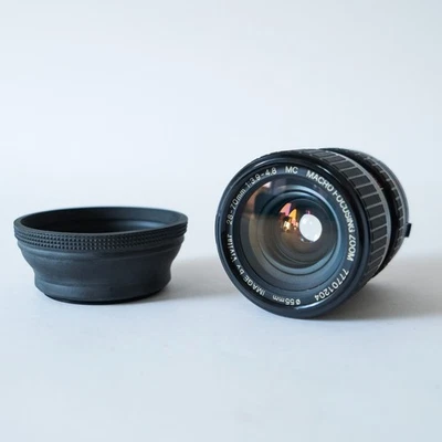 Vivitar 28-70mm Zoom Lens Olympus OM fit f3.9-4.8 MC Macro-Focusing lens hood - Image 1 of 4