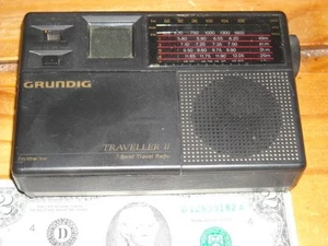 grundig traveller II Short-Wave Radio & band travel radio W/batteries works - Zdjęcie 1 z 3