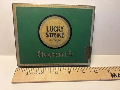 Cigarrillos planos vintage Lucky Strike años cincuenta es lata de tabaco tostado Foto 1 de 3
