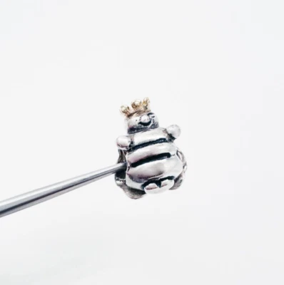 Auténtico dije Estate CHAMILIA de plata de ley 925 y oro de 14 quilates Queen Bee Foto 1 de 4