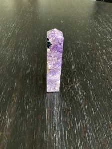 Charoit Turm 4 Seiten poliert Edelstein Kristall 136 g - 4,8 oz - Bild 1 von 6