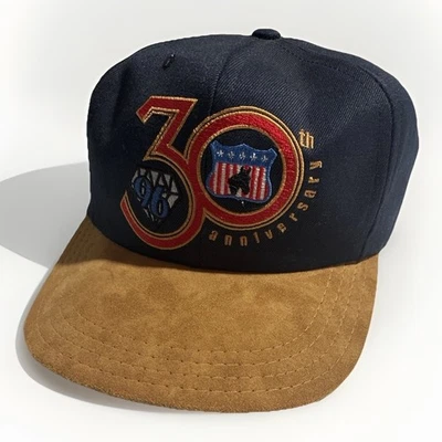 Sombrero Town Talk 1996 30 Aniversario Ala de Gamuza Correa de Cuero Hecho en EE. UU. Foto 1 de 4