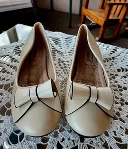 NIB Victoria K Womans Ballet Flat Decorative Bow Beige Faux Leather 7.5 M - Picture 1 of 11