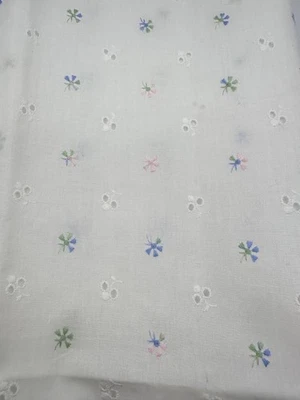 Stoff Reststück mit Blümchen Stickerei - Bild 1 von 4