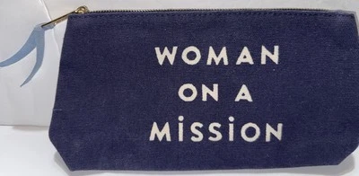 Bolsa de maquillaje Clarins Feed 10 Woman on a Mission bolsa con cremallera tela reciclada Foto 1 de 4