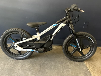 Bicicleta eléctrica Stacyc 18E Drive Launch Edition negra blanca 36v/40v Foto 1 de 4