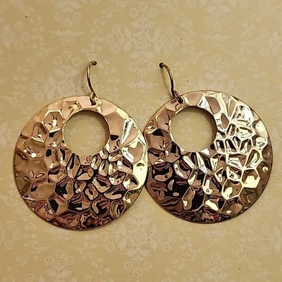 Pendientes colgantes redondos en tono dorado con aspecto de superficie martillada Foto 1 de 4