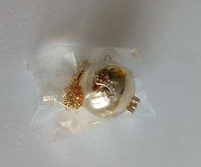 Cartera Esfera Dorada Integrity Emerald Allure Amirah Majeed con Logo SACHIKA Foto 1 de 2