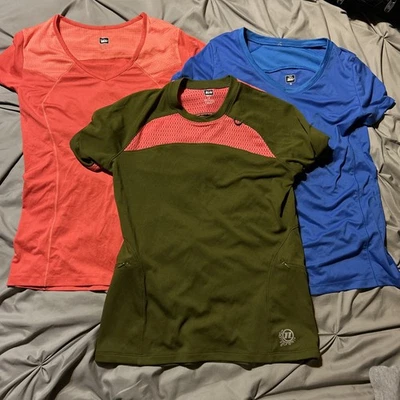 REI Mujer Lote De 3 Camisas Atléticas Medianas Verde, Rosa, Azul Manga Corta Foto 1 de 4