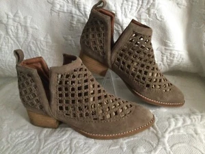 JEFFERY CAMPBELL 6,5 M TAGGART Taupe Wildleder Leder Gitter Stiefeletten MÄNGEL - Bild 1 von 8