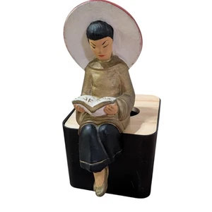 Vintage asiatische Keramik Mädchen mit rotem konischem Hut mit Bücherregal Sitter Figur - Bild 1 von 6