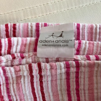 Aden + Anais 粉色糖果甘蔗条纹 40 英寸 x 45 英寸退役印花婴儿襁褓毯 — 第 1/2 张图片