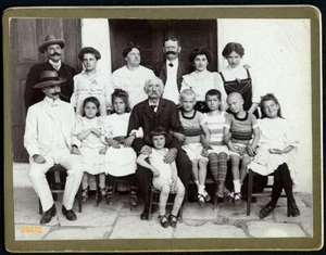 tolles Familienfoto mit Großvater, Schnurrbärten, antike CAbinet Karte, 1890er Jahre, - Bild 1 von 7